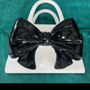 NWOT DECORATIVE HANDBAG-SHAPED VASE//WHITE WITH BIG BLACK BOW